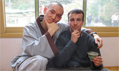 El monje budista Neung Pa y Mike Iskandar